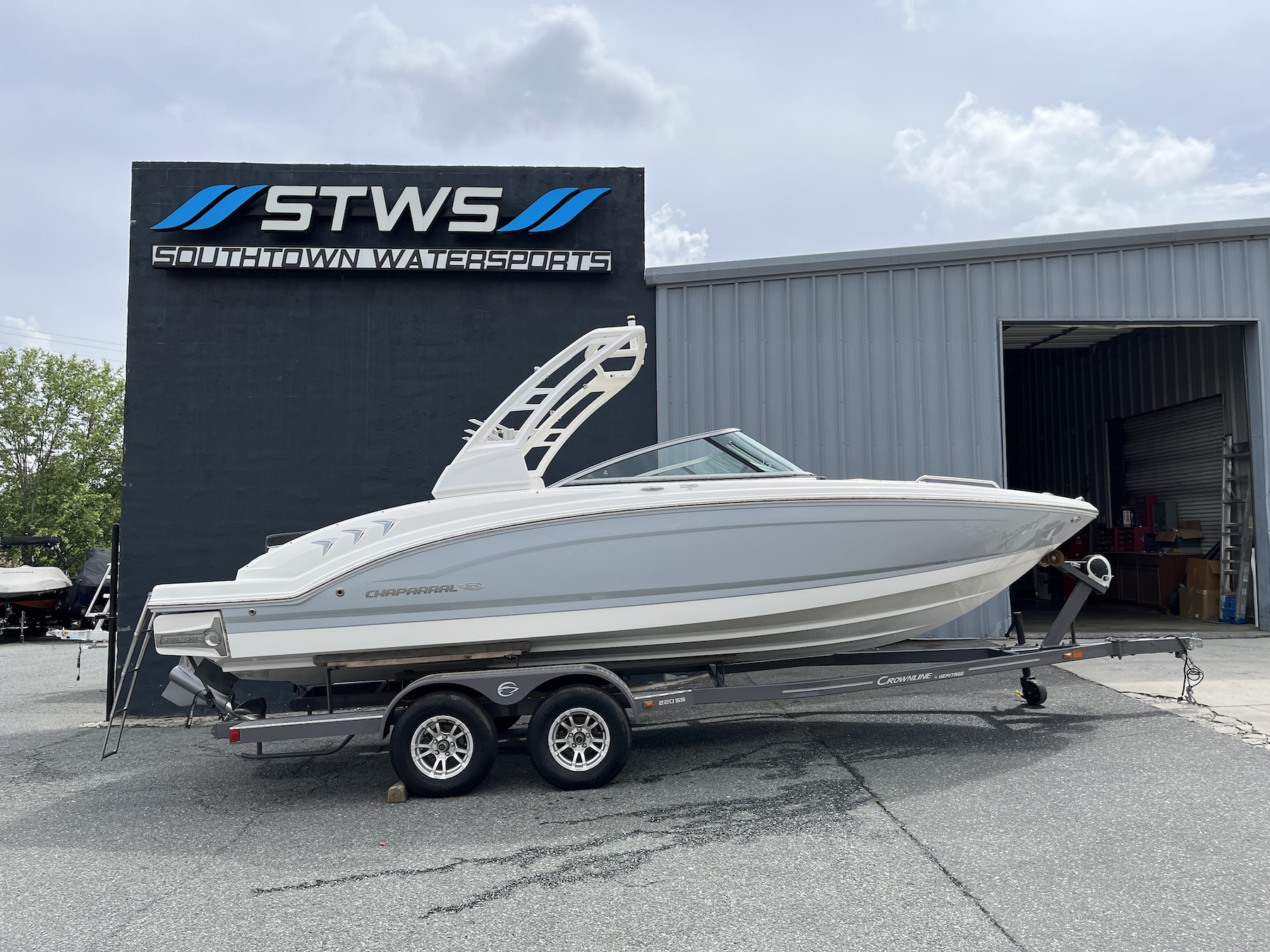 2019 Chaparral 23 H2o Surf boat