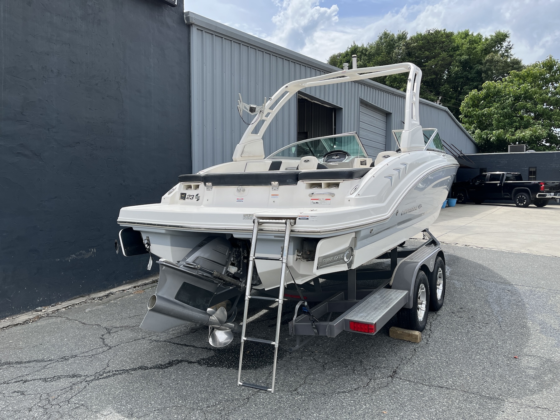 2019 Chaparral 23 H2o Surf boat