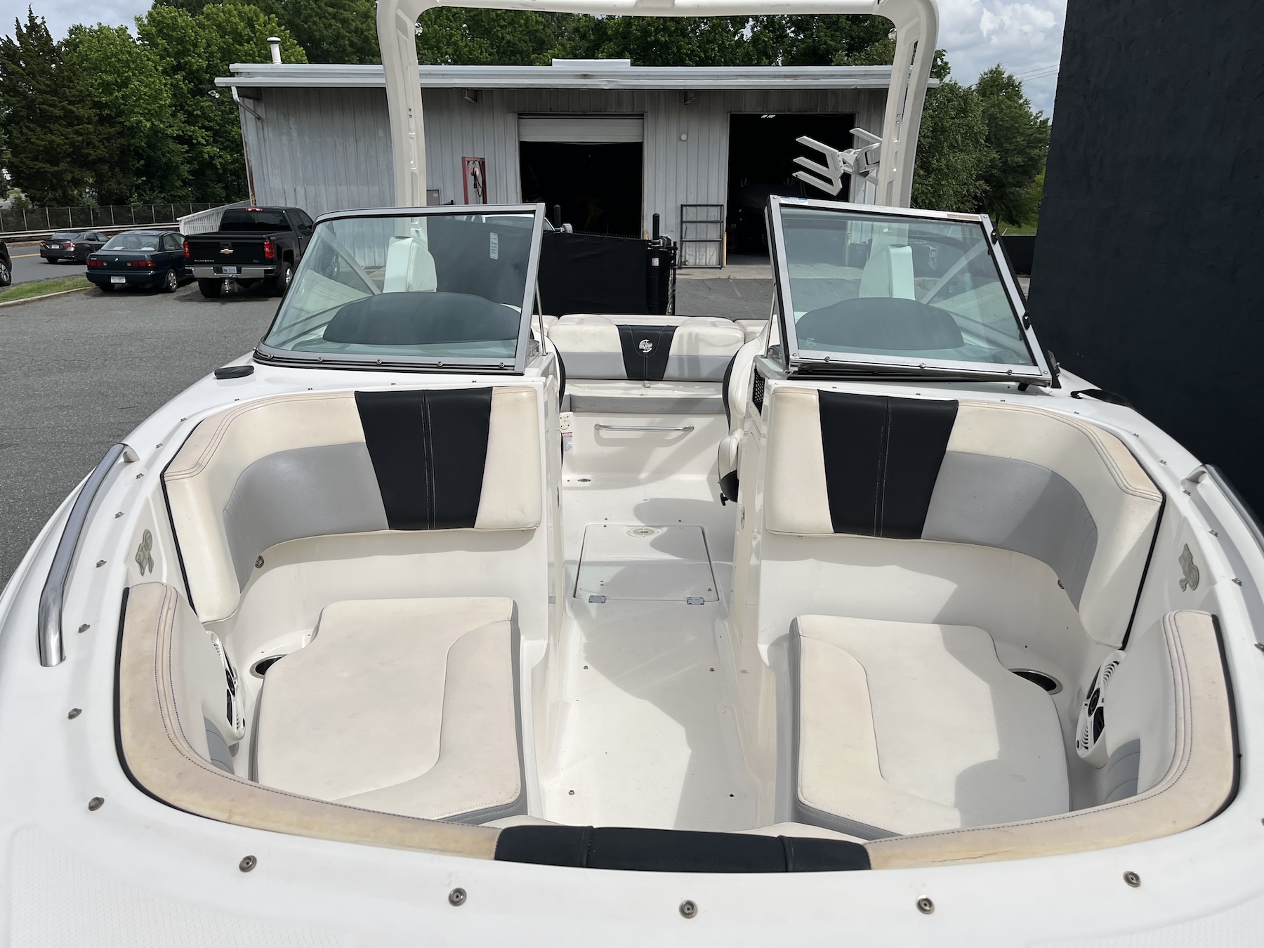 2019 Chaparral 23 H2o Surf boat