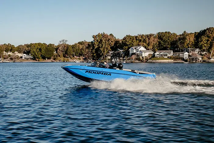 2020_Moomba_Makai-Value_Power_Performance 2020 Moomba Makai: Subfloor Ballast Surf and Wakeboard Boat