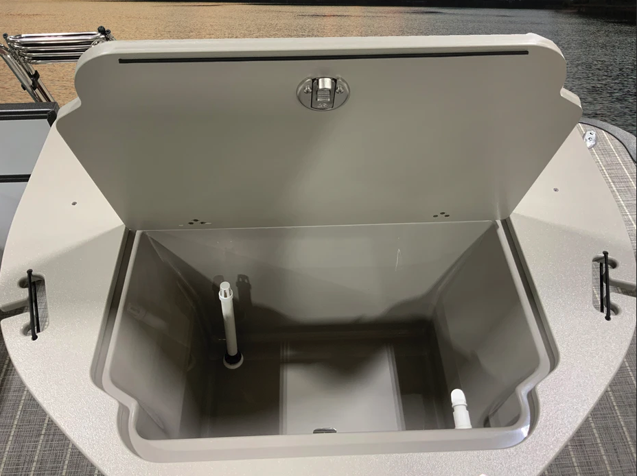 Coach Pontoons livewell can also be used as an icechest Coach Pontoons livewell can also be used as an icechest