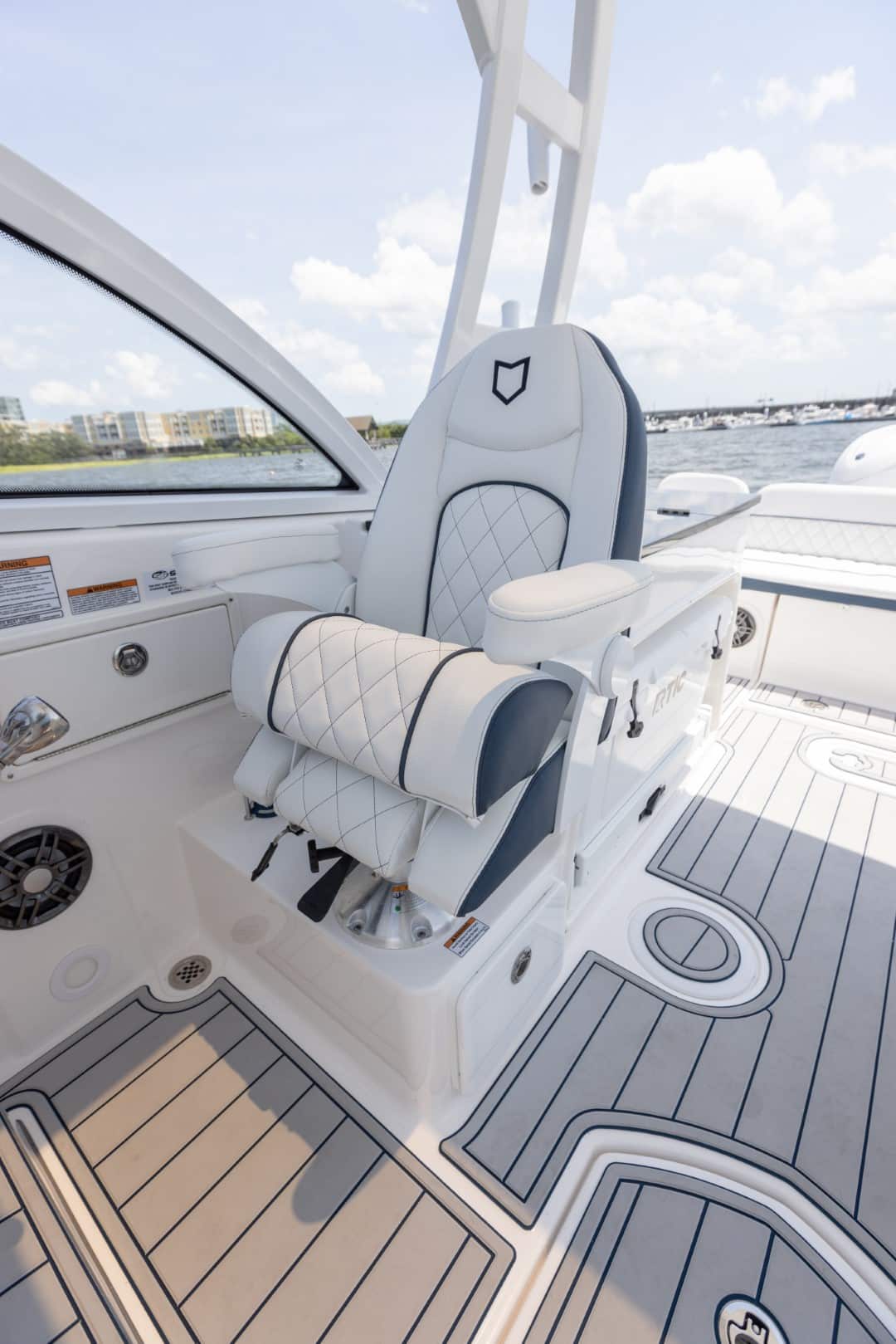 Sea Fox 268 Traveler captains chair