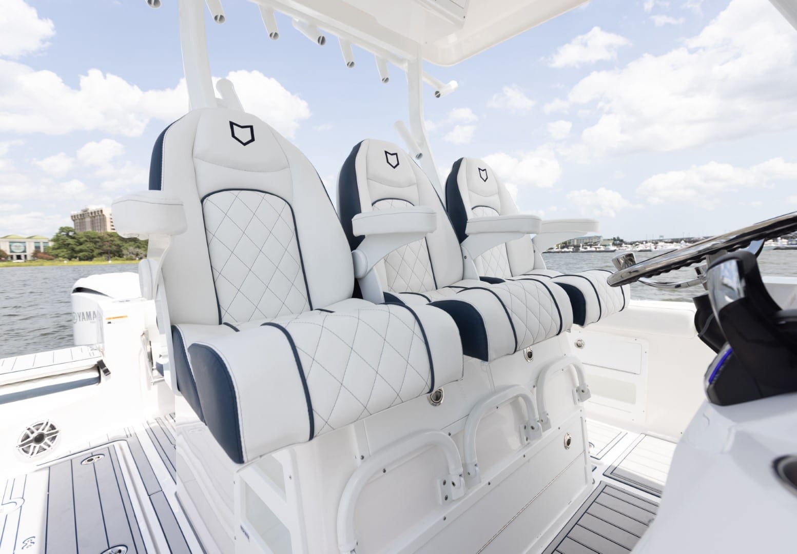 Sea Fox 328 Commander captains chair