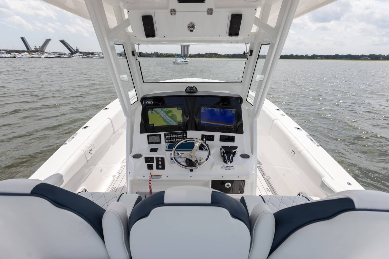 Sea Fox 328 Commander helm